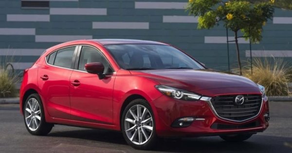 Спортният и елегантен седан Mazda3 има няколко положителни страни -  прилична цена, задвижване на всички колела като опция и до 250 конски сили. Но и сериозен минус.

Въпреки че опростената форма на каросерията е привлекателна за окото, тя също така включва малък заден прозорец и масивни задни колони, които биха попречили на водача, който активно се опитва да провери зад тях, за да смени лентата.

Хечбек версията е още по-фрапиращ пример. Задните C-колони са толкова големи, че някой зад колата става напълно невидим от седалката на водача. Въпреки този недостатък, Mazda 3 е впечатляващ автомобил.
